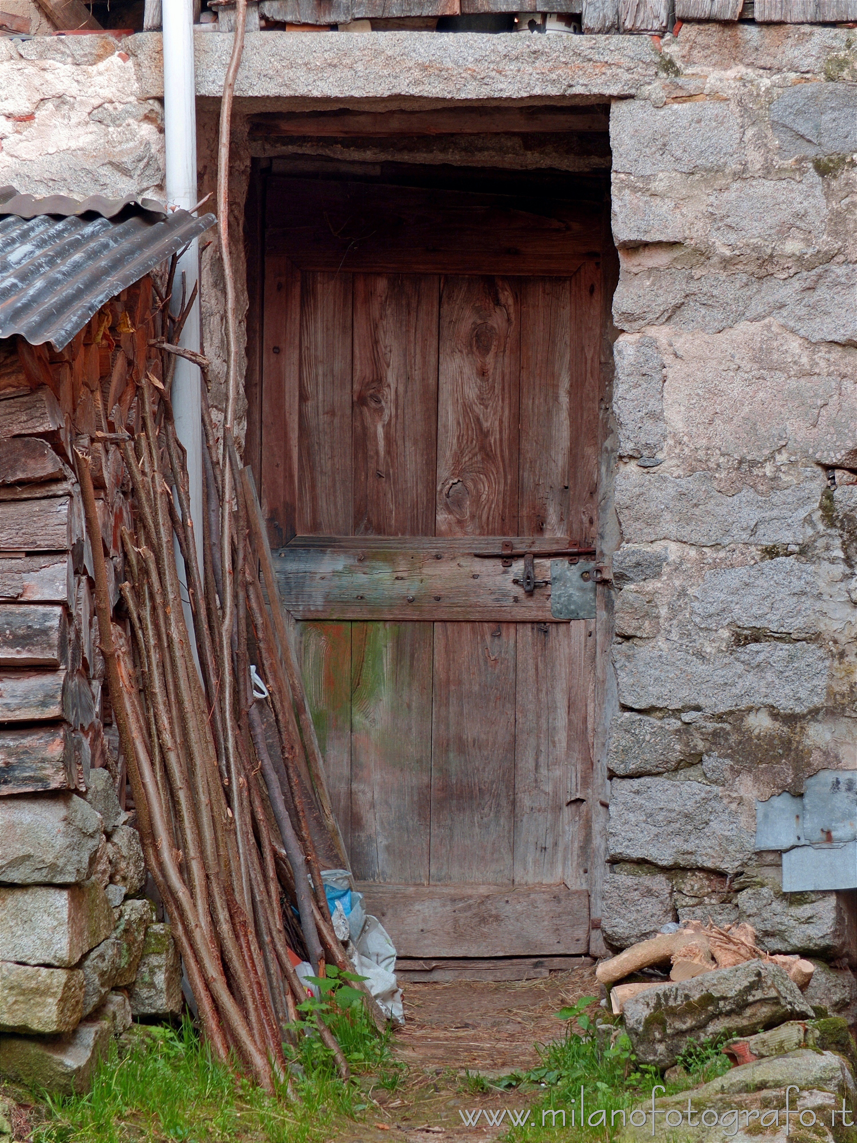 Campiglia Cervo (Biella) - Vecchia porta in legno di un'antica casa in granito nella frazione Sassaia